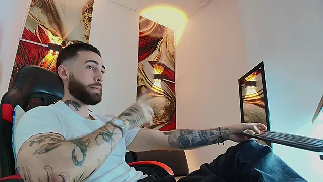 Luke davis01 online show from November 11, 2025, 1:11 pm