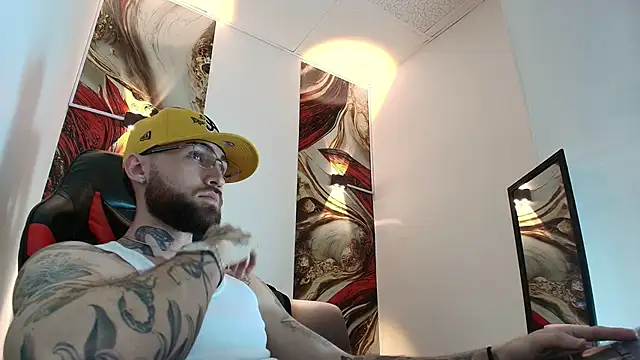 Luke davis01 online show from January 14, 2026, 1:06 pm