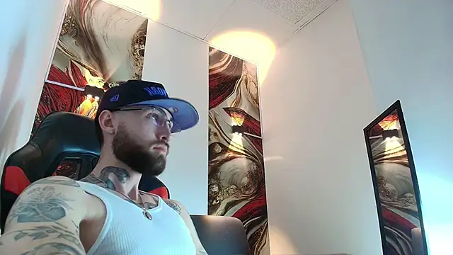 Luke davis01 online show from January 15, 2026, 1:05 pm