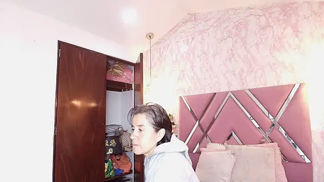 Snapshot of Saori_Sann_ chatting on December 21, 2025, 12:23 pm Saori Sann online show from December 21, 2025, 12:23 pm