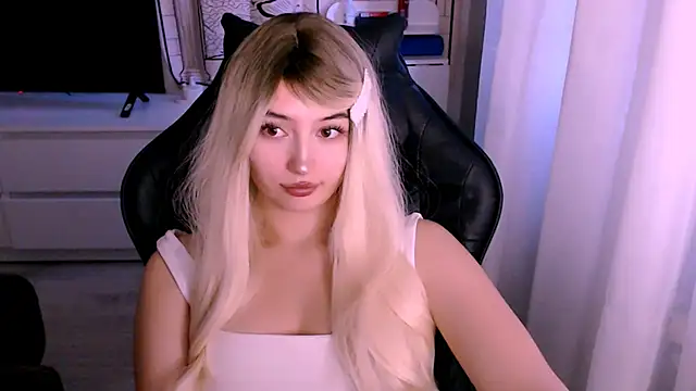 Snapshot of beauty_blonde chatting on October 14, 2025, 1:17 am beauty blonde online show from October 14, 2025, 1:17 am