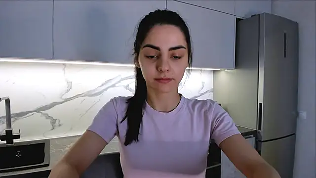 EmiliaZen online show from March 4, 2025, 1:17 pm