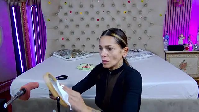 Snapshot of PlayfulShow chatting on December 17, 2025, 6:52 am PlayfulShow online show from December 17, 2025, 6:52 am