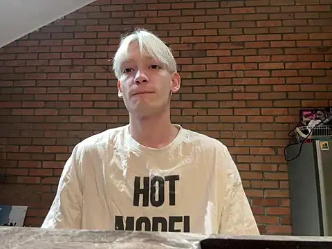 Snapshot of Julian_wins chatting on February 7, 2025, 11:23 am Julian wins online show from February 7, 2025, 11:23 am