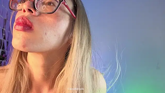Snapshot of Carolblonde chatting on December 21, 2025, 9:33 pm Carolblonde online show from December 21, 2025, 9:33 pm