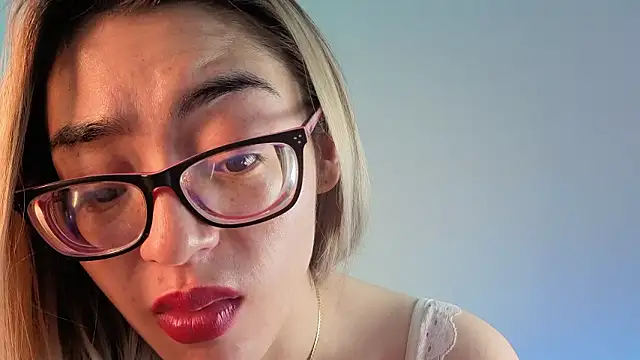 Snapshot of Carolblonde chatting on February 3, 2026, 11:32 pm Carolblonde online show from February 3, 2026, 11:32 pm