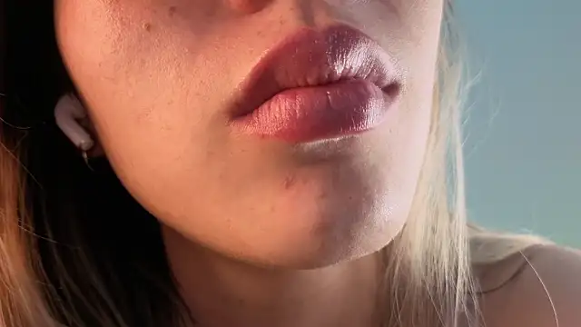 Snapshot of Carolblonde chatting on March 5, 2026, 11:12 pm Carolblonde online show from March 5, 2026, 11:12 pm