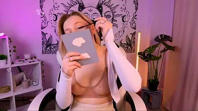 Snapshot of EllySunlover chatting on March 22, 2025, 1:43 am EllySunlover online show from March 22, 2025, 1:43 am