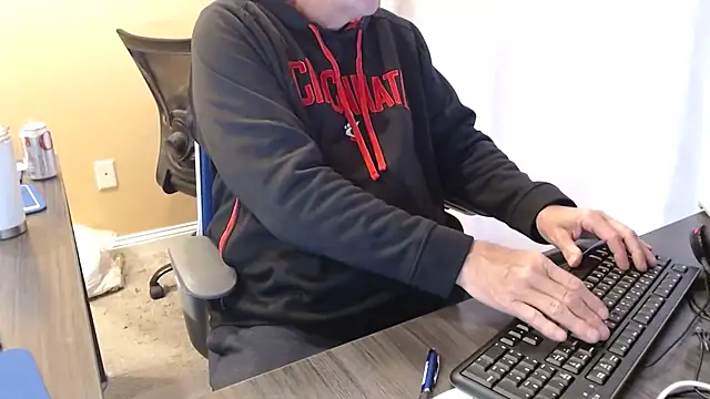 olderandwiser2 online show from March 5, 2025, 10:43 pm