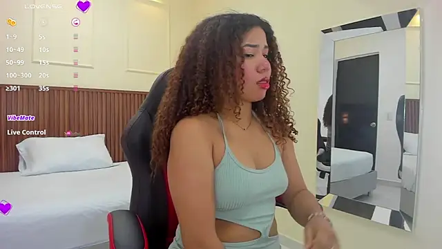 MELINAMARTINS online show from February 12, 2025, 7:24 pm