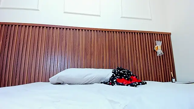 MELINAMARTINS online show from February 25, 2025, 7:47 pm