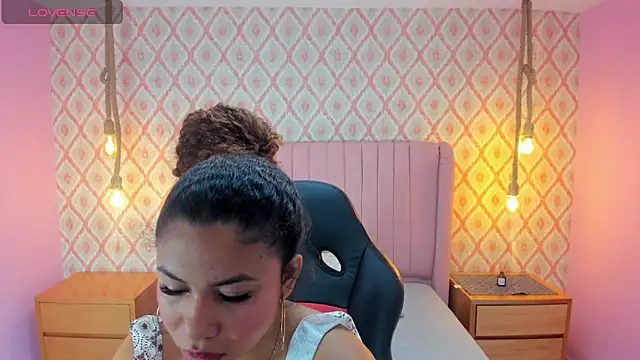 MELINAMARTINS online show from October 31, 2025, 7:37 pm