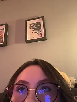 ValentinaOrtiz3 online show from April 22, 2026, 10:00 pm