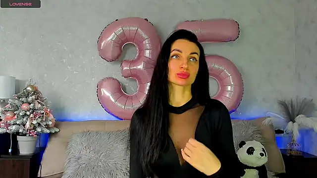 Snapshot of Tina_Mart chatting on December 5, 2025, 11:30 am Tina Mart online show from December 5, 2025, 11:30 am