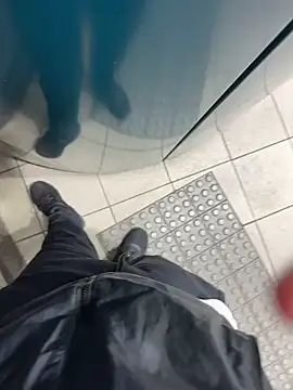 Snapshot of YARASERO-kun chatting on February 12, 2025, 9:10 am YARASERO-kun online show from February 12, 2025, 9:10 am