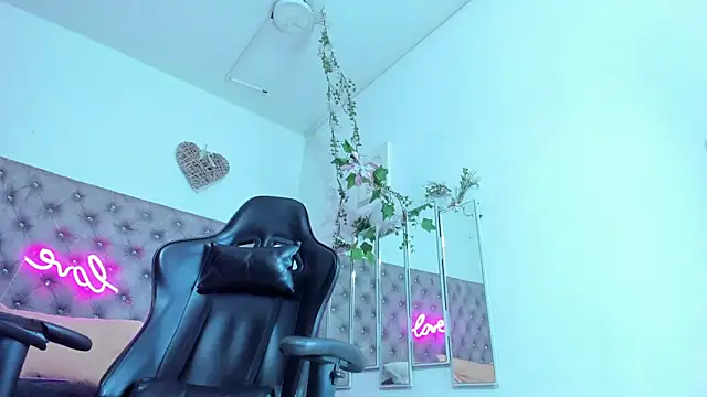 Naomii Viper online show from November 19, 2025, 11:10 am