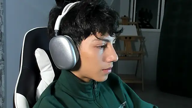 philipe moonlight  online show from March 3, 2025, 3:52 am