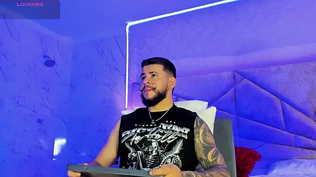 DickGriffith  online show from December 4, 2025, 1:42 pm