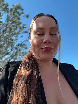 Snapshot of Mona_Plus chatting on April 19, 2026, 7:40 am Mona Plus online show from April 19, 2026, 7:40 am