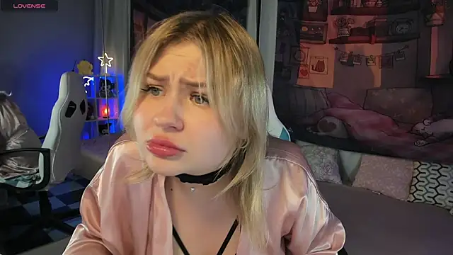 Snapshot of MargoBryan chatting on March 13, 2025, 10:54 pm MargoBryan online show from March 13, 2025, 10:54 pm