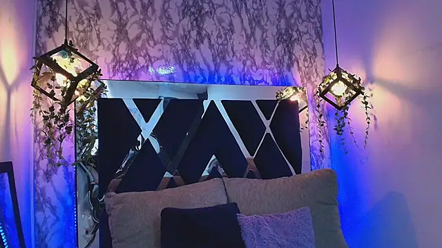 charlotte bluee online show from November 7, 2025, 6:19 pm