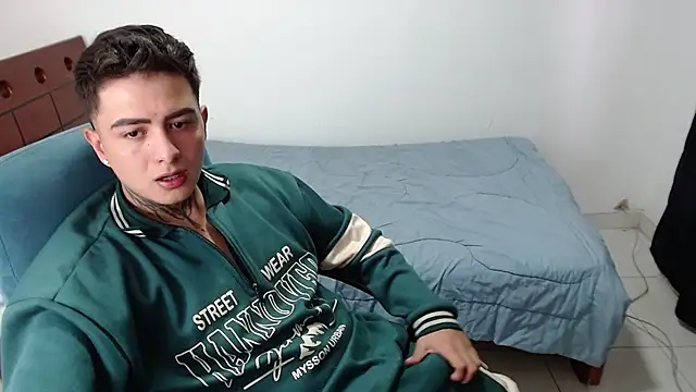 Snapshot of charly_2002 chatting on February 13, 2025, 7:21 pm charly 2002 online show from February 13, 2025, 7:21 pm