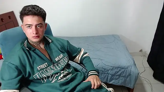 Snapshot of charly_2002 chatting on February 13, 2025, 10:22 pm charly 2002 online show from February 13, 2025, 10:22 pm