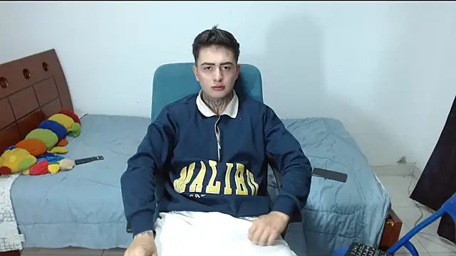 Snapshot of charly_2002 chatting on February 17, 2025, 8:26 pm charly 2002 online show from February 17, 2025, 8:26 pm