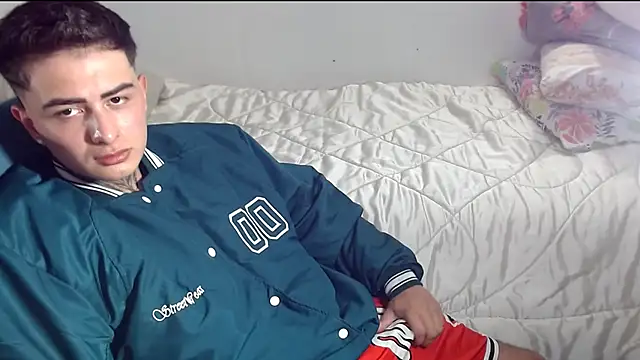 Snapshot of charly_2002 chatting on February 20, 2025, 8:14 pm charly 2002 online show from February 20, 2025, 8:14 pm