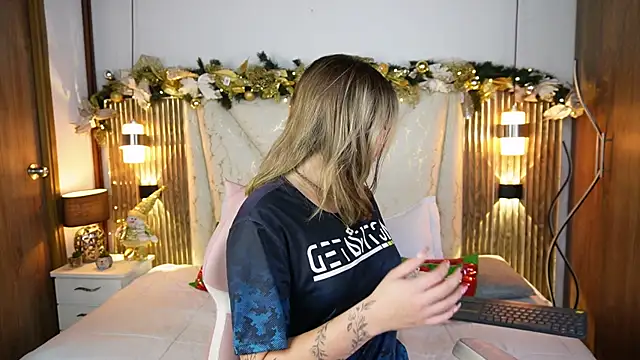 Snapshot of Julieta_priv chatting on December 22, 2025, 2:58 pm Julieta priv online show from December 22, 2025, 2:58 pm