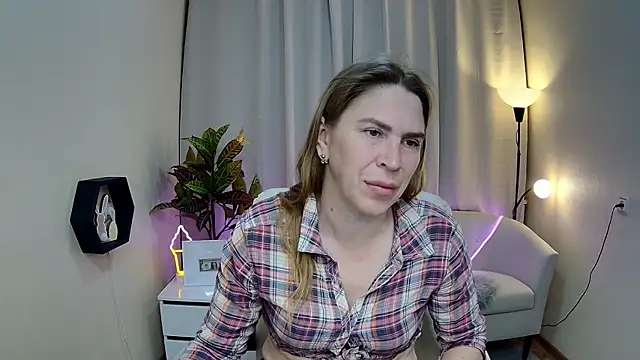 Snapshot of TessaDaybreak chatting on May 20, 2026, 6:52 am TessaDaybreak online show from May 20, 2026, 6:52 am