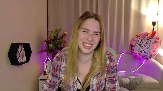 Snapshot of TessaDaybreak chatting on May 25, 2026, 8:31 am TessaDaybreak online show from May 25, 2026, 8:31 am