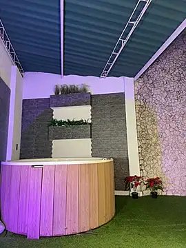 MelanieHillss online show from December 14, 2025, 4:51 am