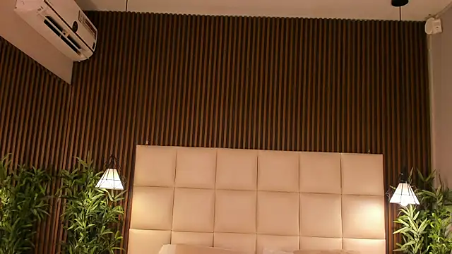 MelanieHillss online show from April 7, 2026, 4:02 am