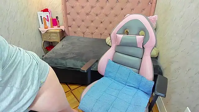 Lianngrace online show from May 15, 2026, 2:35 pm
