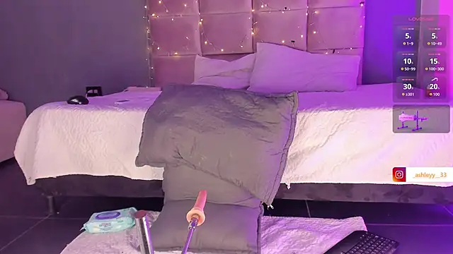 Snapshot of _Ashley_33 chatting on December 2, 2025, 8:15 pm Ashley 33 online show from December 2, 2025, 8:15 pm