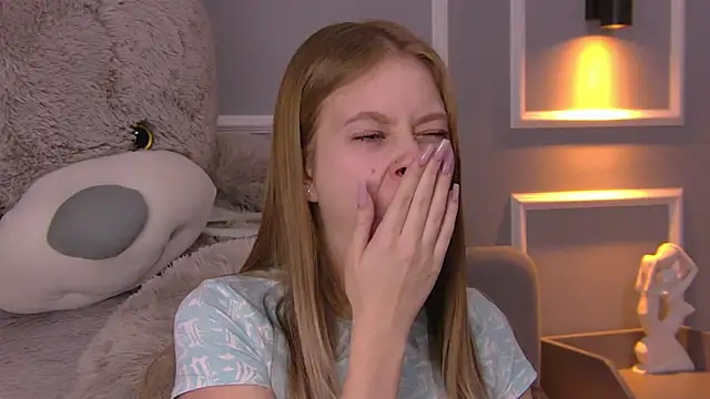 EveMundie online show from March 4, 2025, 12:33 pm