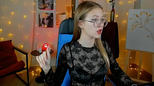 EveMundie online show from December 2, 2025, 12:54 pm