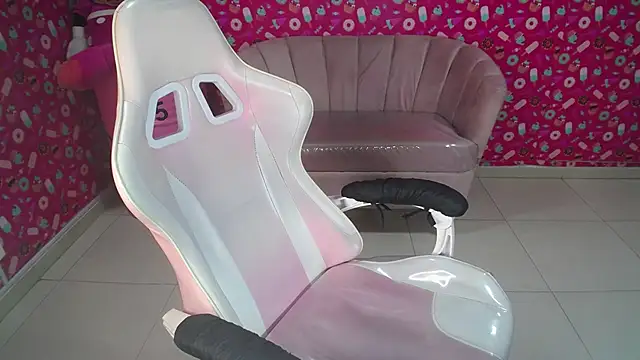 danatella a online show from February 24, 2025, 8:14 pm