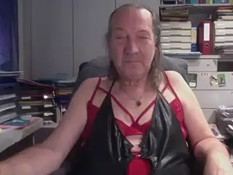 HMStraps01 online show from November 15, 2025, 8:33 am