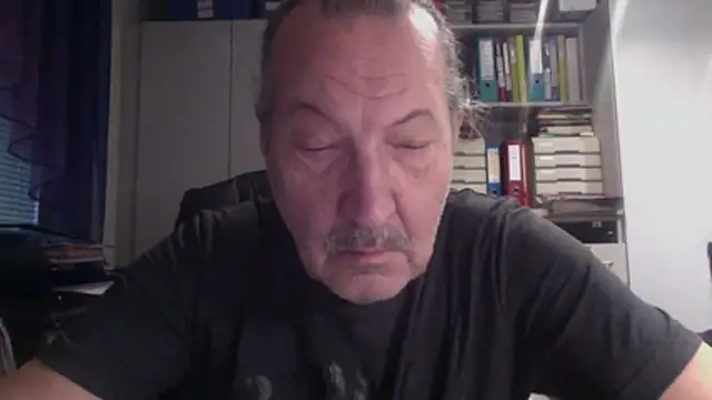 HMStraps01 online show from December 17, 2025, 2:34 pm