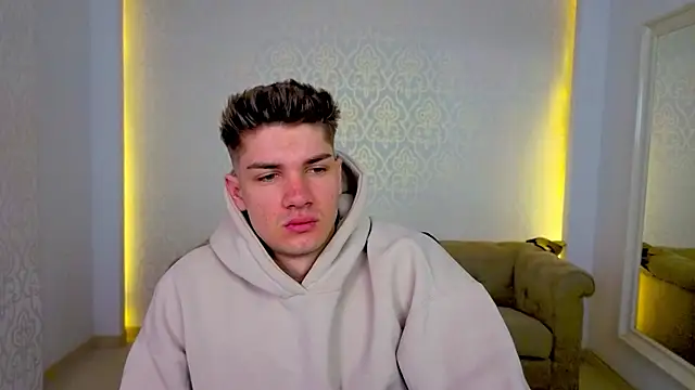 Snapshot of MaxKaiden chatting on April 25, 2026, 5:43 am MaxKaiden online show from April 25, 2026, 5:43 am