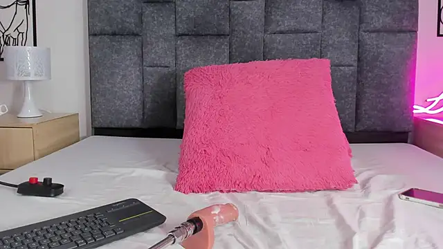 LindaaFoster online show from February 26, 2025, 6:04 am