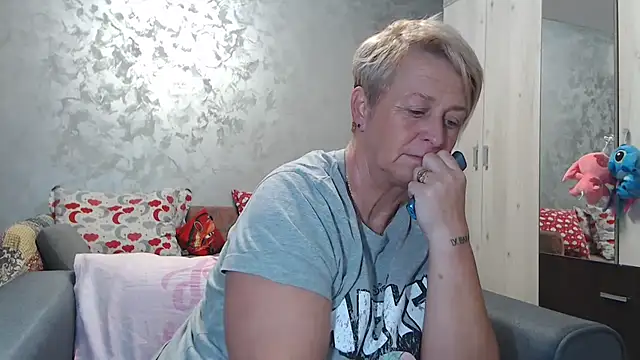 RosesandLillies online show from November 9, 2025, 4:49 pm