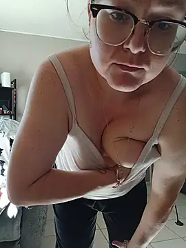 HTXBELLE online show from November 5, 2025, 7:25 pm