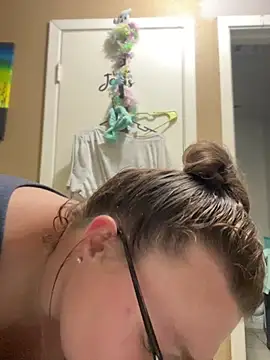 HTXBELLE online show from April 18, 2026, 8:42 pm