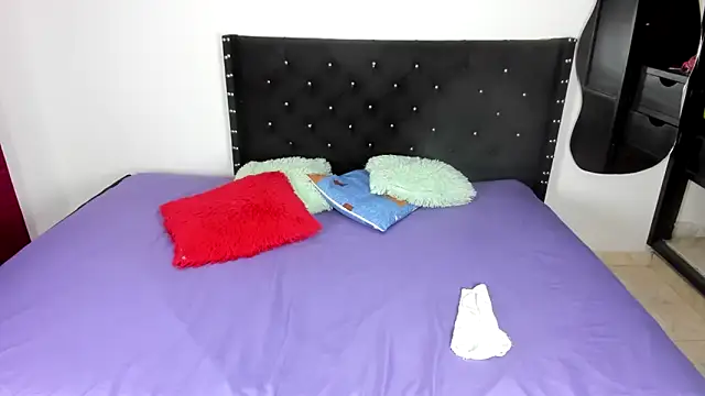 Babylatinhot11 online show from October 21, 2025, 2:40 pm