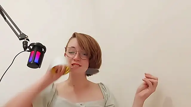 Elise Nyx online show from October 6, 2025, 2:25 pm