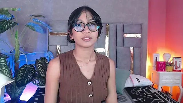 Snapshot of Tyla_Ks chatting on November 17, 2025, 7:52 pm Tyla Ks online show from November 17, 2025, 7:52 pm