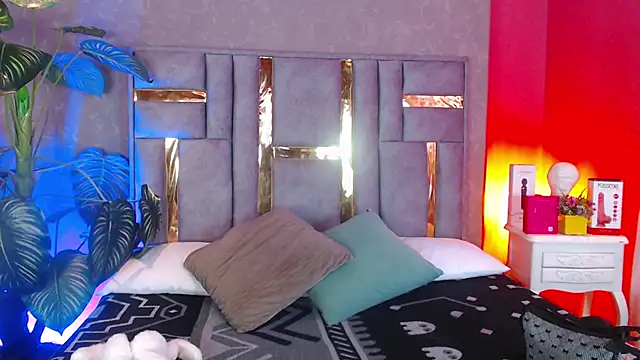 Snapshot of Tyla_Ks chatting on December 2, 2025, 8:48 pm Tyla Ks online show from December 2, 2025, 8:48 pm